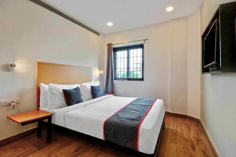 Consulate By Bookmerihotel Hotel *