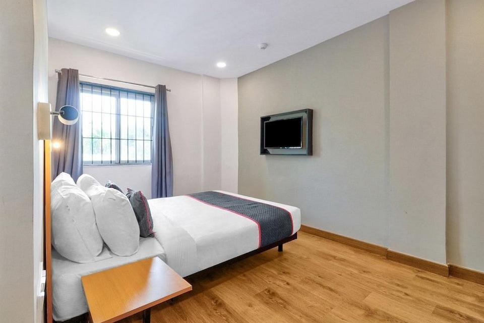 Consulate By Bookmerihotel Kolkata